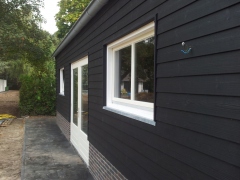 Schuur met overkapping